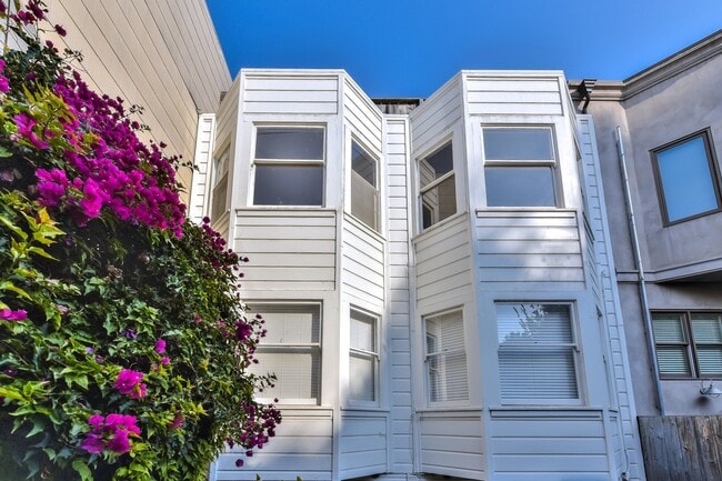 Building Photo - Baker Street 2753-55