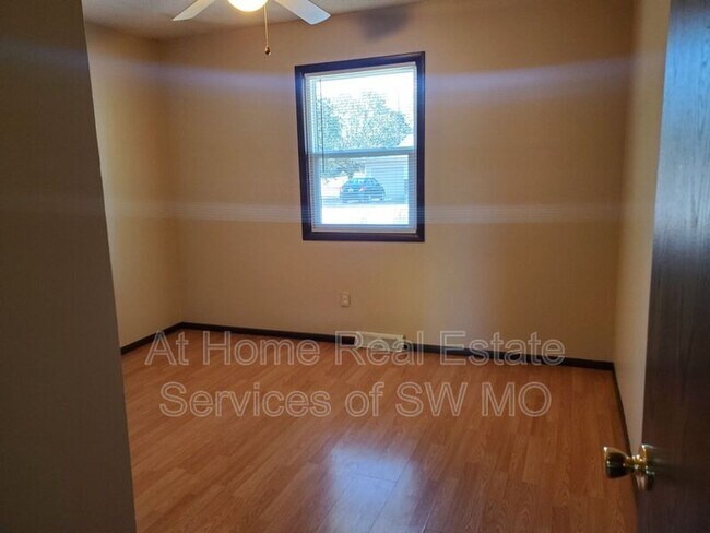 Building Photo - 627 W Meadowview