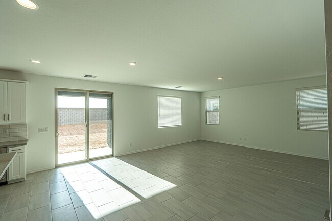 Building Photo - Stunning Sundrop Model Home – Brand New an...