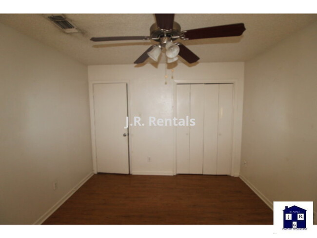 Building Photo - 825 Michelle Dr