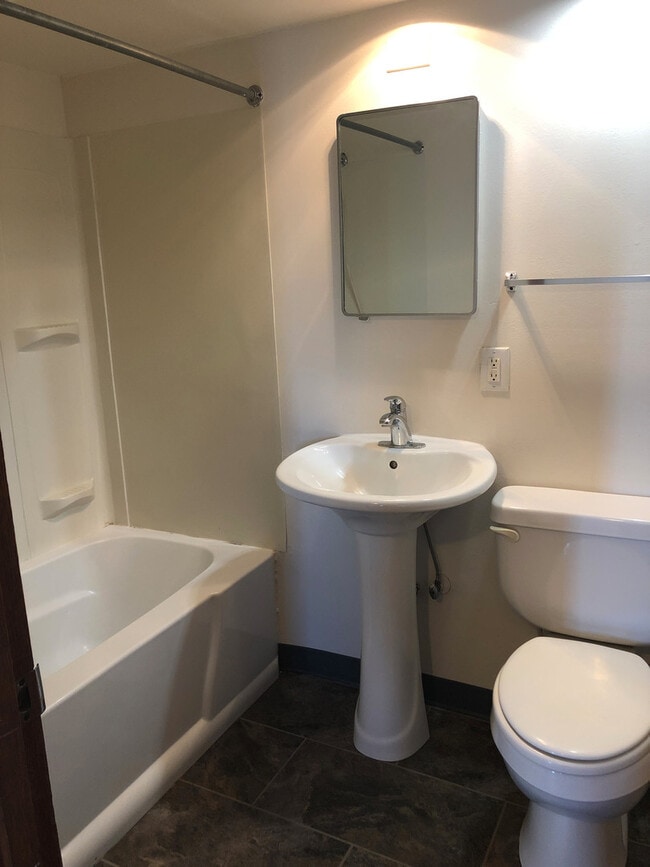 Building Photo - 3 Bedromm, 2 Bathroom Duplex!