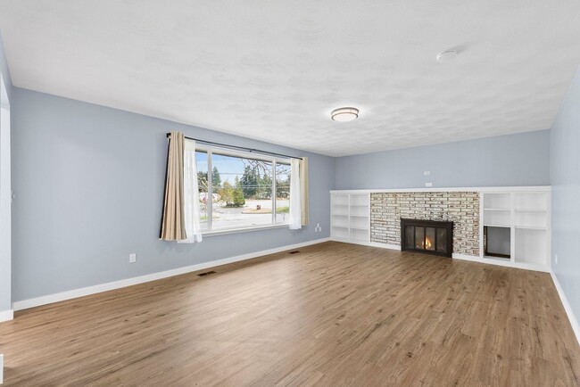 Building Photo - Spacious 3-Bed + Bonus Room in Lakewood | ...