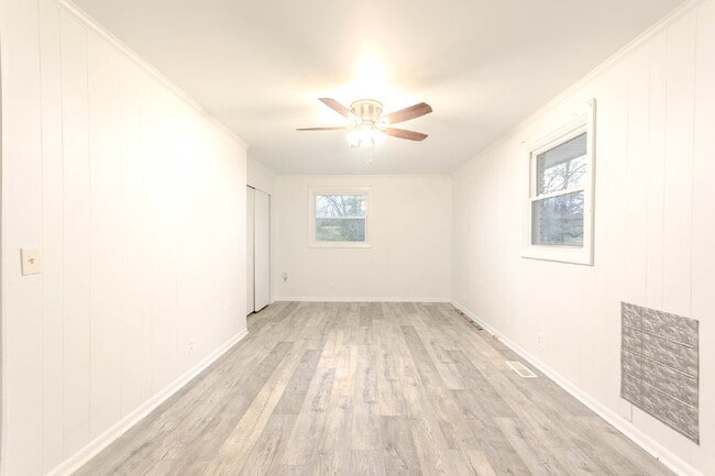 Building Photo - Fantastic 3 (4-ish) Bed Home | Lawn Care Included