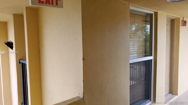 Building Photo - 241 S Royal Poinciana Blvd
