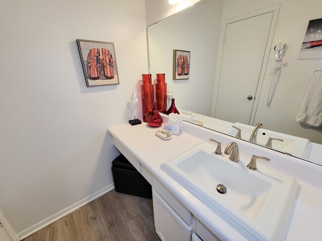 Building Photo - Two bedrooms two 1/2 bath townhome on Galv...
