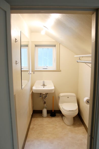 Building Photo - 905 NE C St