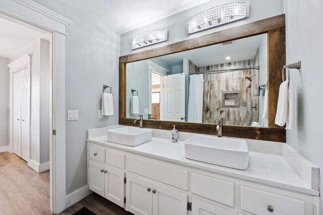 Building Photo - 17462 Front Beach Rd