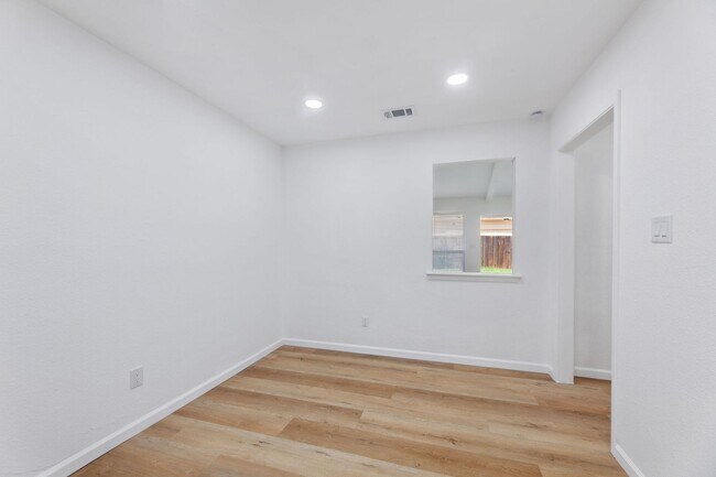 Building Photo - READY NOW! UPDATES GALORE!