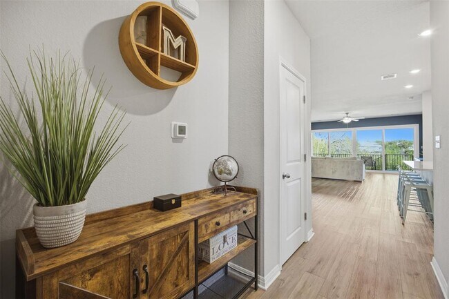 Building Photo - 904 View Dr