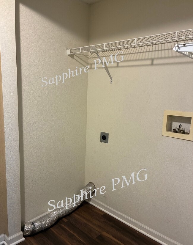 Building Photo - 5621 N Northwood Terrace