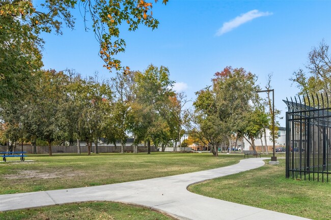 Building Photo - 8595 Parkway Dr