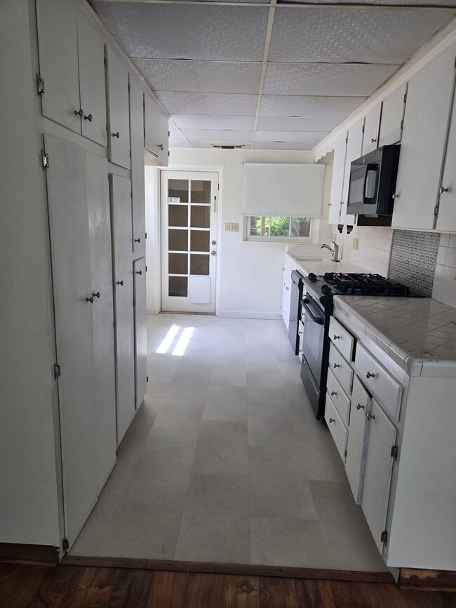 Building Photo - Large 3 BRs 1 Ba or extra living room, All...