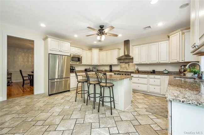 Building Photo - 696 Ridgeway