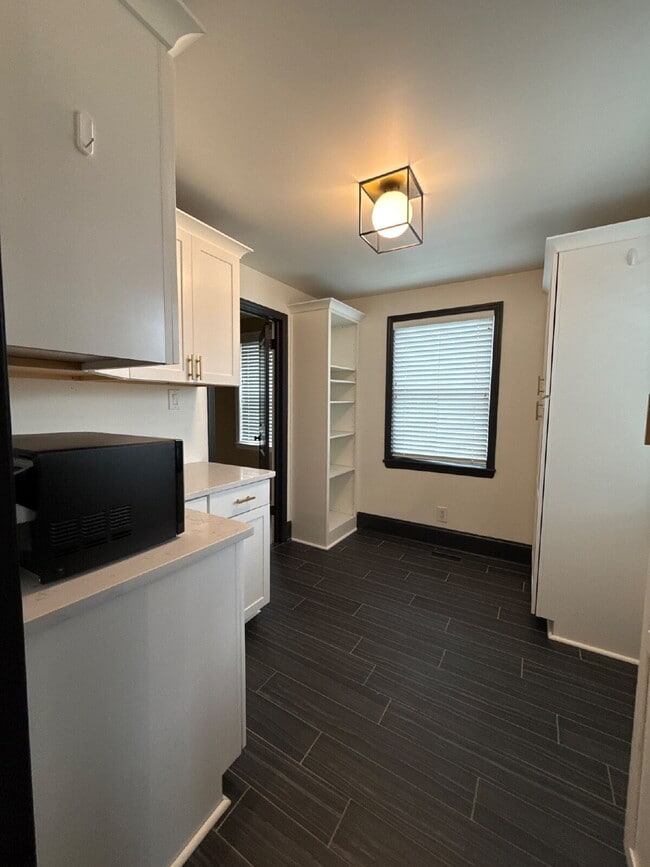 Building Photo - "Renovated 3-Bed Oasis with Granite Kitchen & Cozy Fireplace in Huntsville!"