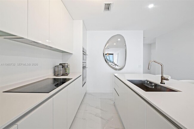 Building Photo - 700 NE 24th St