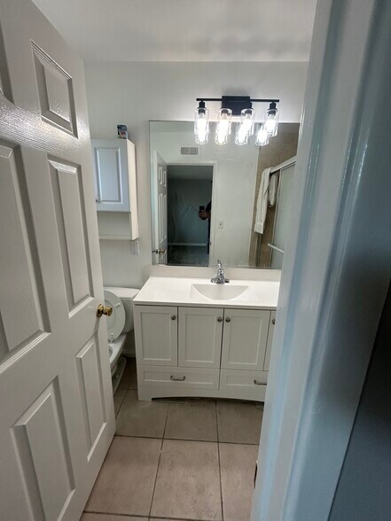 Building Photo - 299 Robinhood Ln