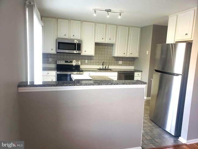 Building Photo - 5002 Essex Ln