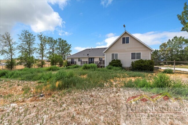 Building Photo - Spacious Single Family Home With Attached ...
