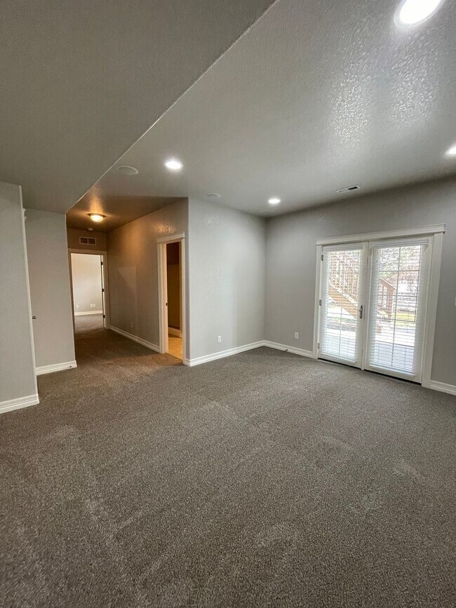 Building Photo - $300 Off 1st Month if Lease Starts by 4/10!