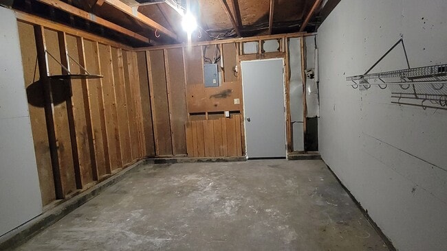Building Photo - 4 Bedroom, 1.75 Bathroom - Freshly Updated! Available Now!