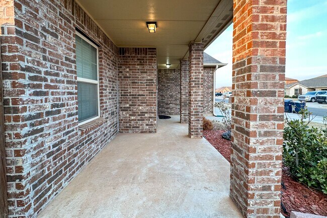 Building Photo - Stunning 5BD, 2 1/2 BTH Home Seconds away from John Kilpatrick Turnpike in YUKON!