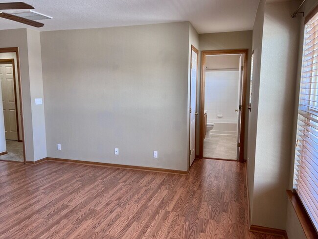 Building Photo - Beautiful 3 Bed/2.5 Bath End Unit Two-Level Townhome! Wonderful Deck off Living Room with backyar...