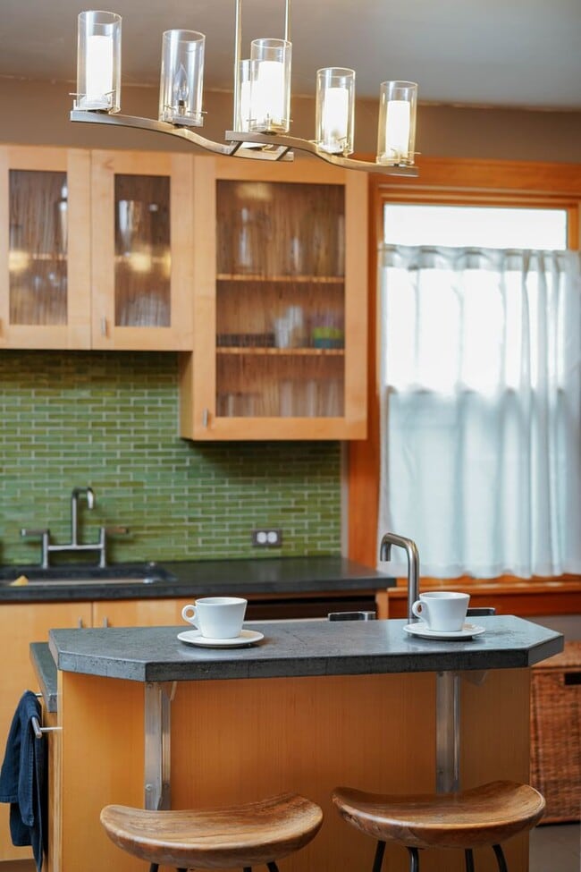 Building Photo - R0441