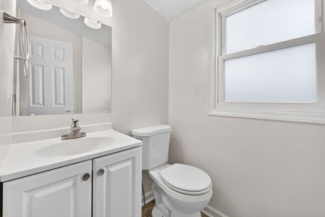 Building Photo - 176 Robinwood Ave