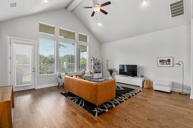 Building Photo - 304 Gulfton St