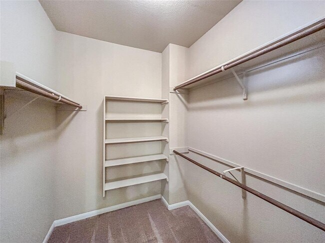 Building Photo - 2880 Donnell Dr