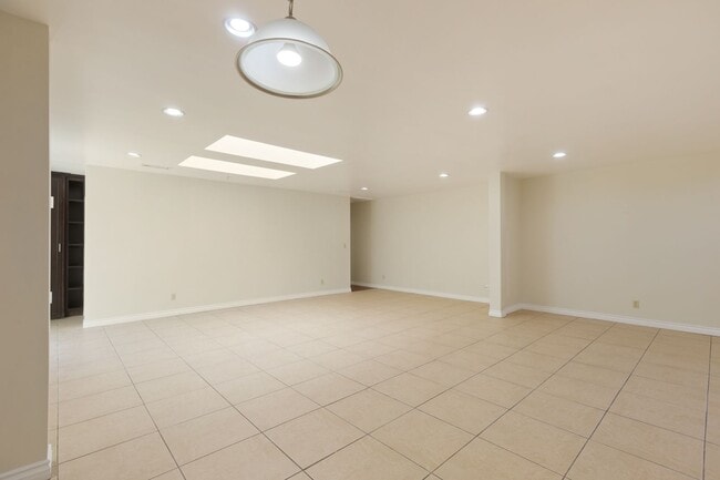 Building Photo - 15424 Mayall St