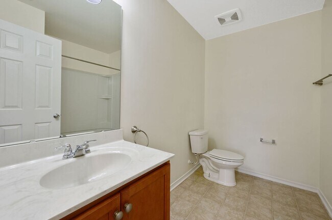 Building Photo - 3 Bedroom Open Concept with Enough Room fo...
