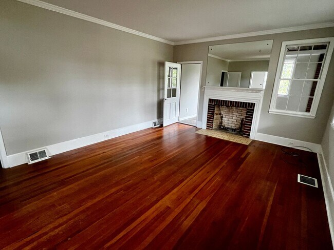 Building Photo - Fantastic Bungalow in Rosewood!