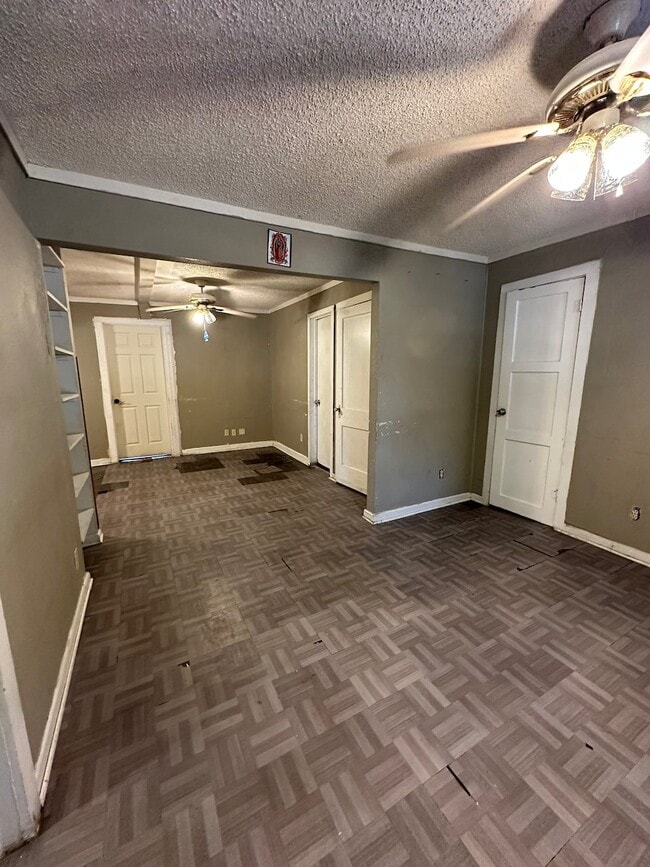 Building Photo - 944 W Lynwood Ave