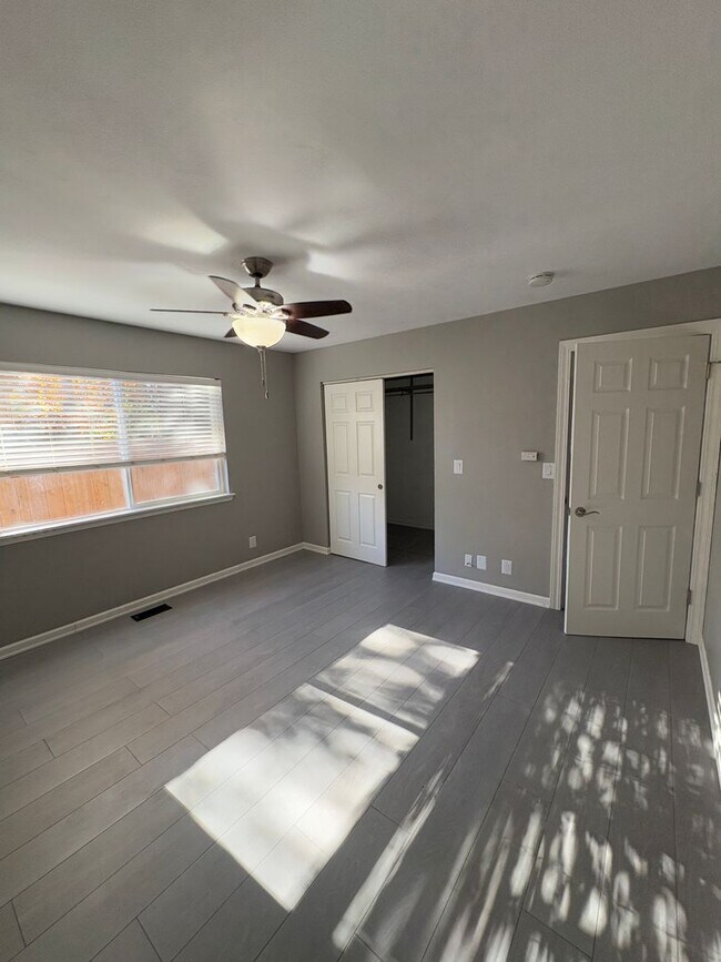 Building Photo - Kirkland Rambler - 3 bedroom 1.75 bath