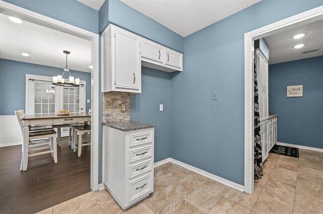 Building Photo - 303 Pin Oak Dr