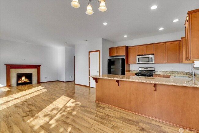 Building Photo - 302 Ave. -