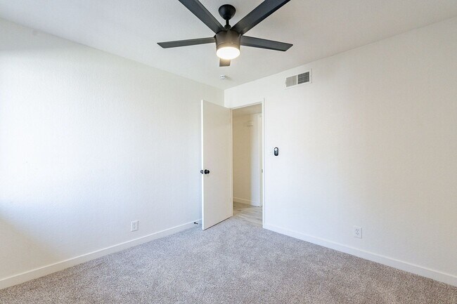 Building Photo - Live in luxury in this Scottsdale condo!