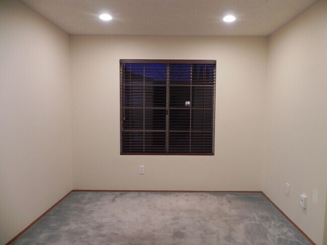 Building Photo - 4 Bed/2.5 Bath Spacious Two Story Home at ...