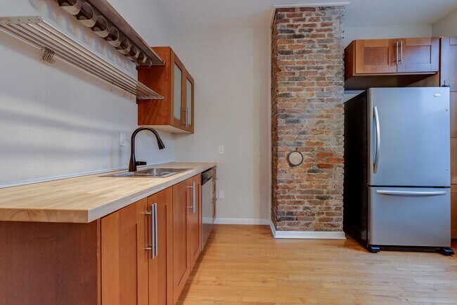 Building Photo - AVAILABLE AUGUST 2026 - Unique 3 Bedroom + den w/ Central AC in the South Side Slopes!