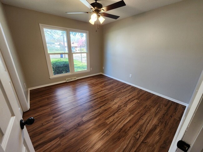 Building Photo - Spacious 3-Bedroom, 1.5-Bathroom Home AVAI...