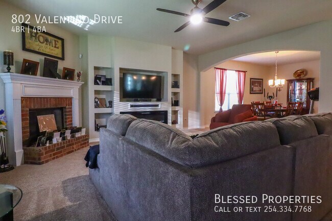 Building Photo - 802 Valentino Dr