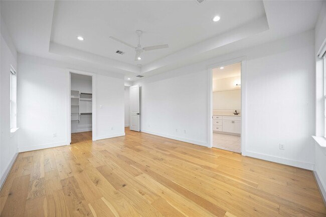 Building Photo - 2215 Mansfield St