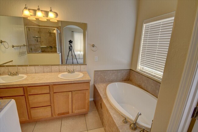 Building Photo - Beautiful NW Single Story Home --_Ready NOW!