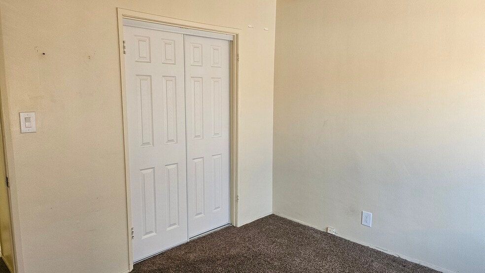 Building Photo - 151 E Riggin St