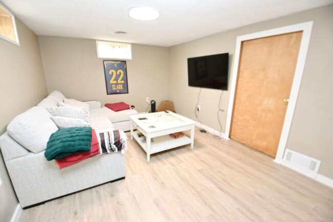 Building Photo - Fully furnished home, 3 bedroom 2 full baths
