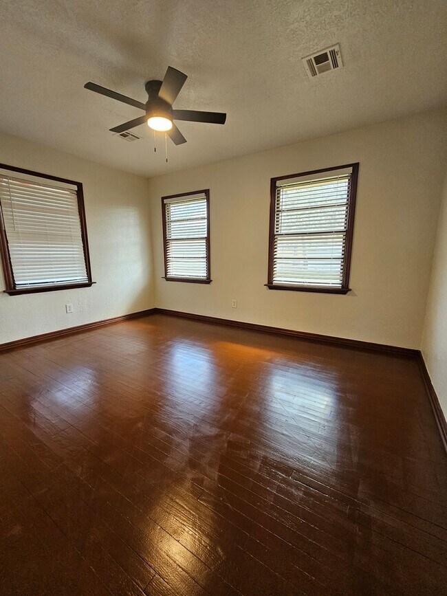 Building Photo - (3) Bed/(1) Bath Close to Campus Avail NOW!!