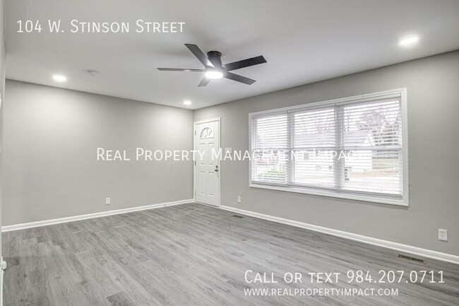 Building Photo - Updated 2 Bedroom 1 Bath Duplex Close to U...