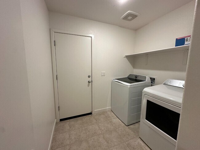 Building Photo - 395 Yandris Ct