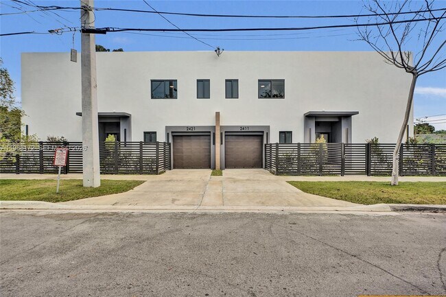 Building Photo - 2421 SW 16th Ter